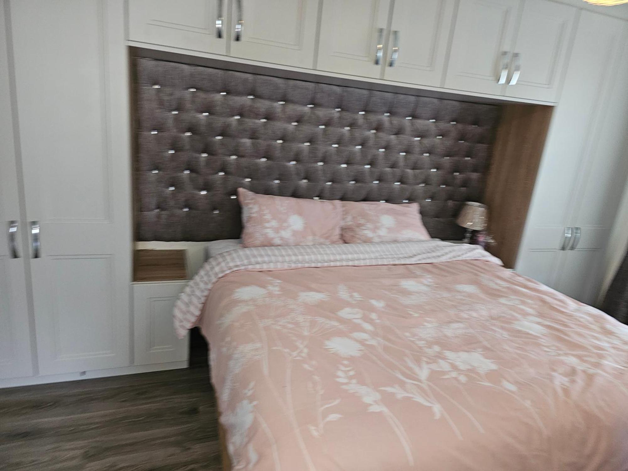 Modern 4-5 Bedroom House Holiday home