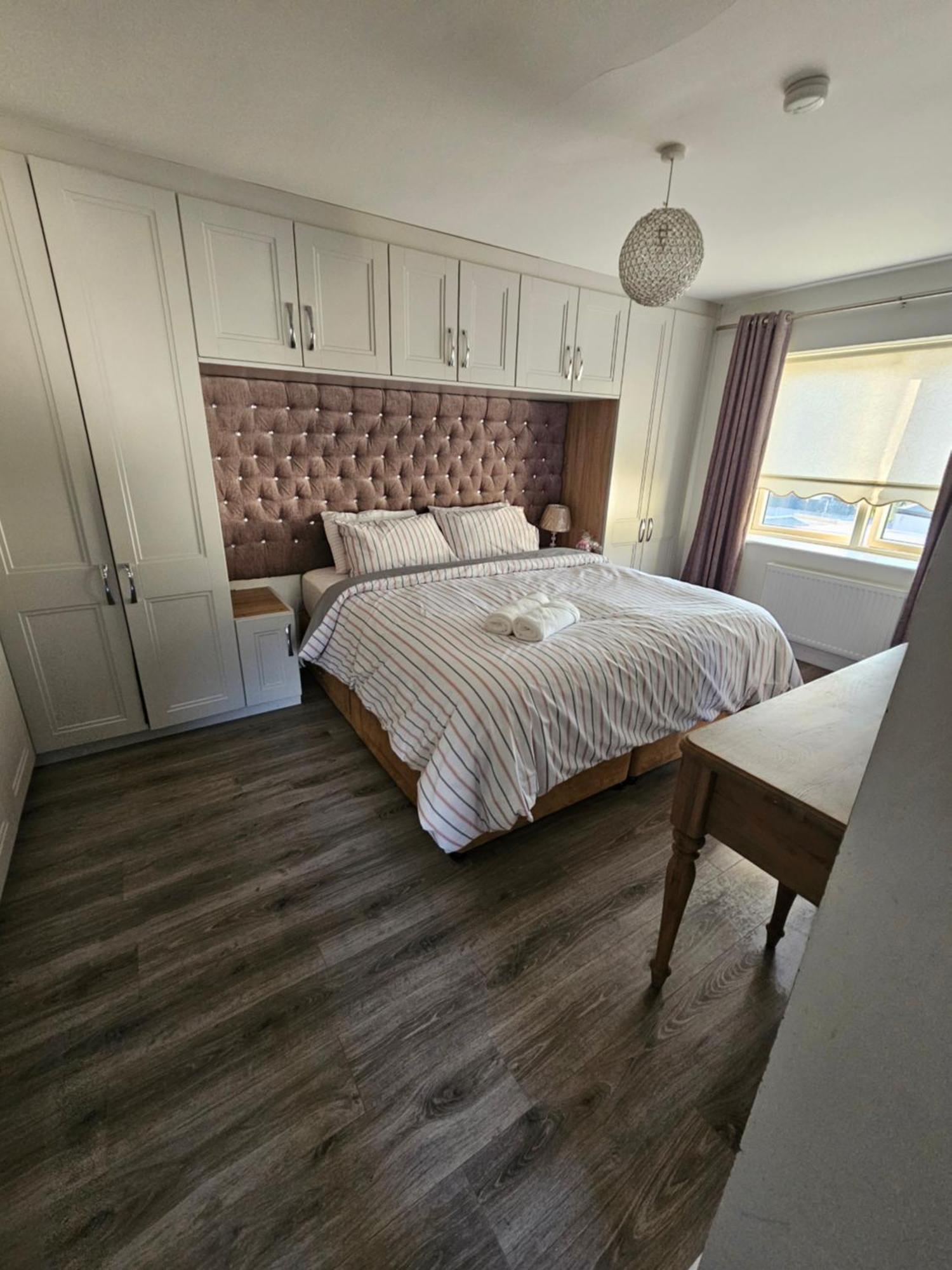 Holiday home Modern 4-5 Bedroom House